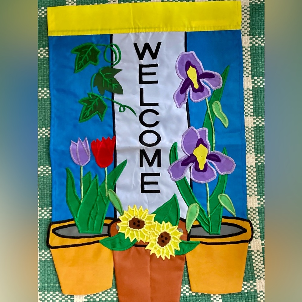 ‘Growing Garden Welcome’ Appliquéd Sculpted Garden Flag (13”x 20”)